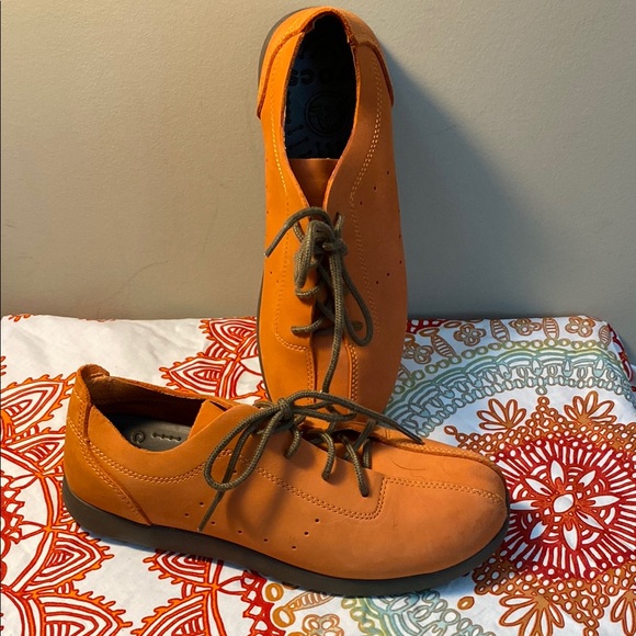 CROCS Orange Casual MENS shoes. Like new - Picture 1 of 7